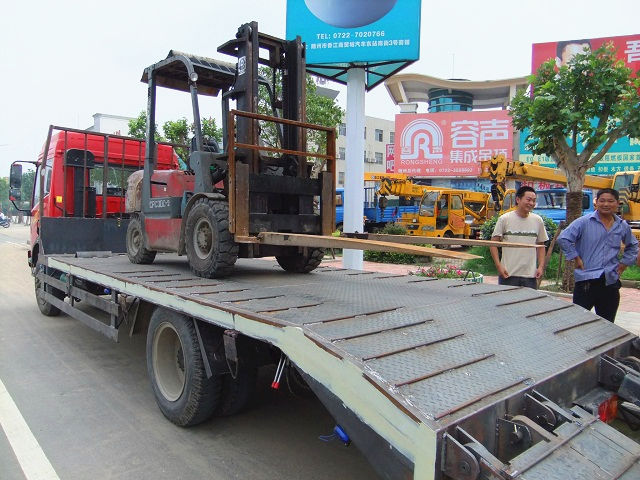 拖3-15噸叉車(chē)的叉車(chē)運(yùn)輸車(chē)